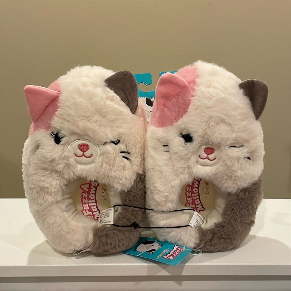 NWT Womens Size 7-8 Karina the Cat FUZZAMALLOW Squishmallow Slippers